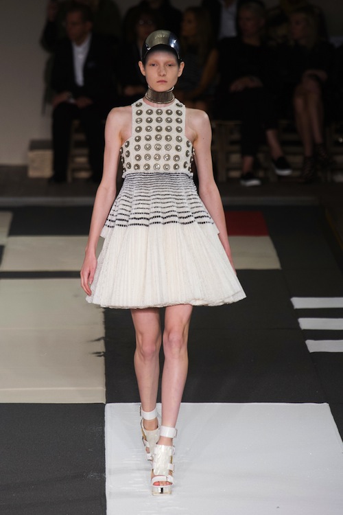 Alexander McQueen Spring 2014 Runway Review - theFashionSpot