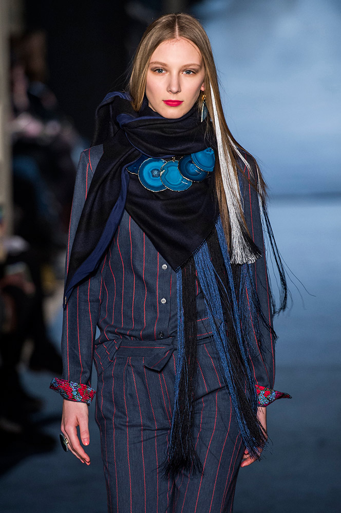 40 Runway Ways to Wear a Scarf: Pussybows, Neckties and Knots ...