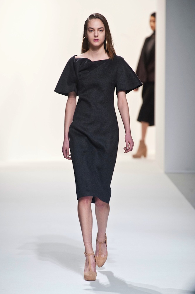 Hussein Chalayan Fall 2014 Runway Review - theFashionSpot