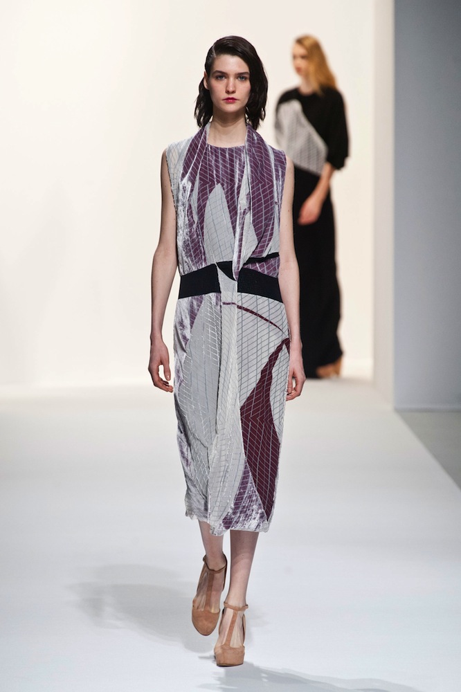 Hussein Chalayan Fall 2014 Runway Review - theFashionSpot