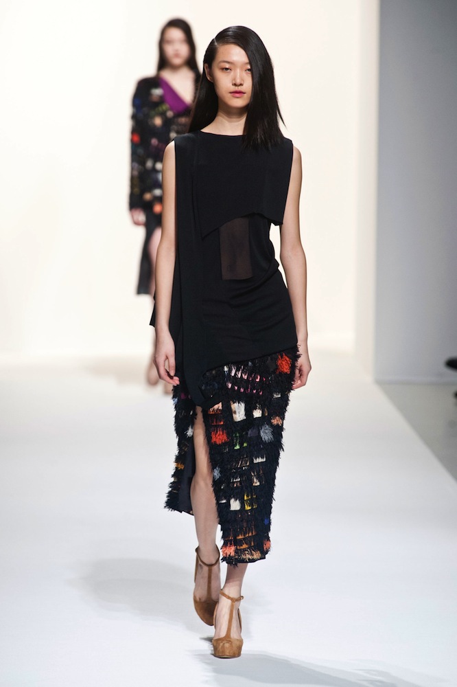 Hussein Chalayan Fall 2014 Runway Review - theFashionSpot