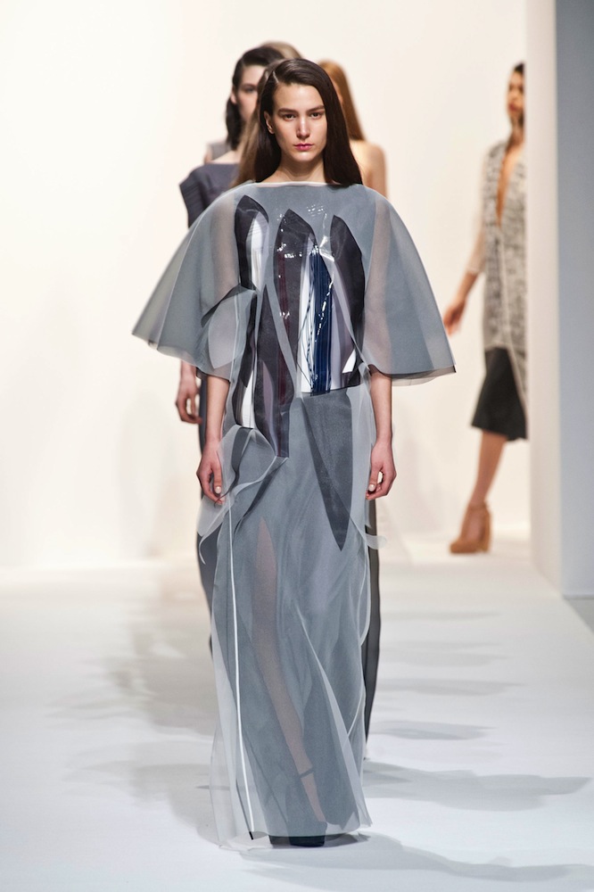 Hussein Chalayan Fall 2014 Runway Review - theFashionSpot