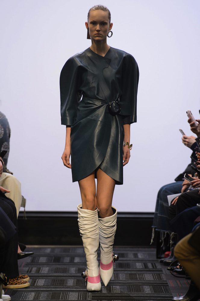 J.W.Anderson Fall 2015 Runway - theFashionSpot