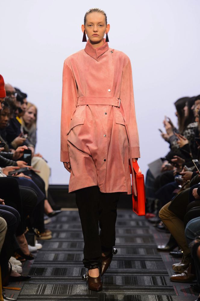 J.W.Anderson Fall 2015 Runway - theFashionSpot