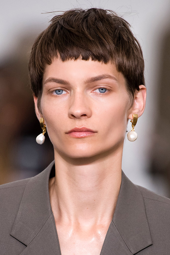 Pearls Are Making a Comeback for Spring 2018 - theFashionSpot