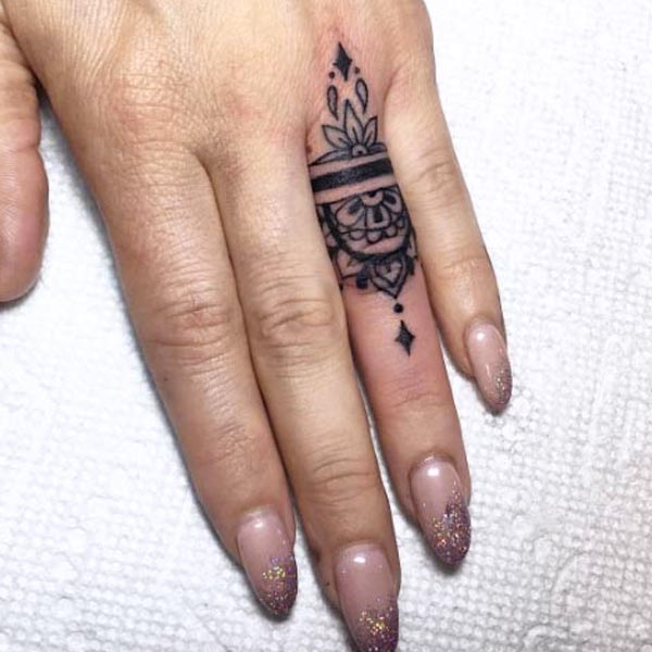Trista Myers adlı kullanıcının Tiny tattoos panosundaki Pin  Kol  dövmeleri El dövmesi Tattoo