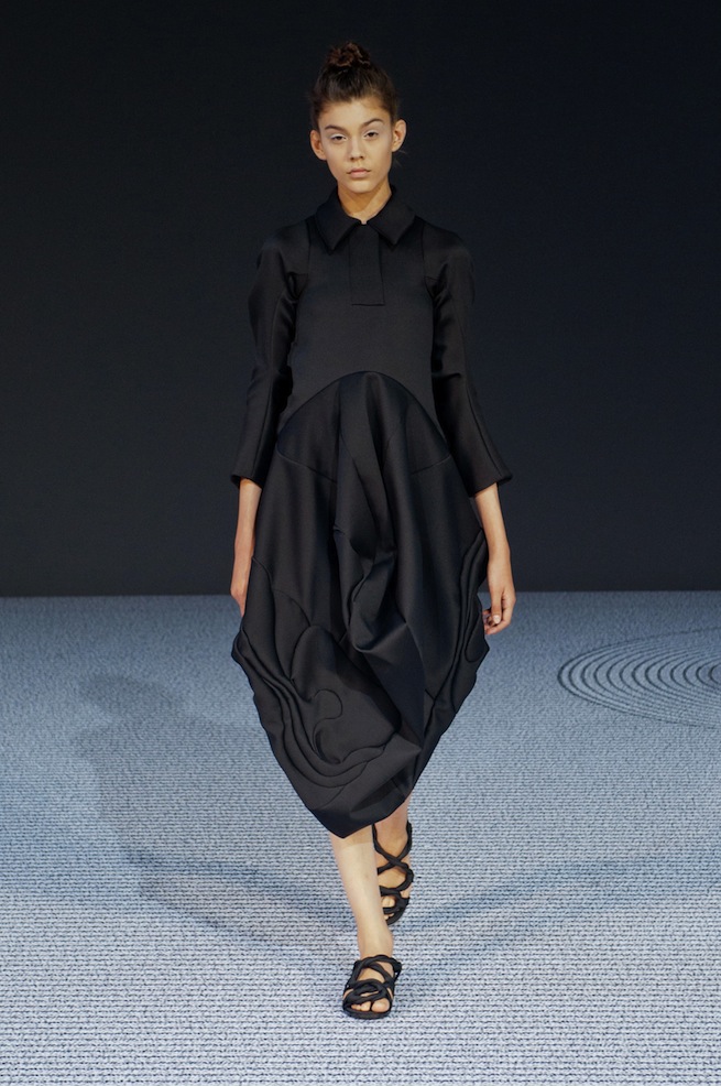 Viktor & Rolf Go All Black for Haute Couture Fall 2013 - theFashionSpot