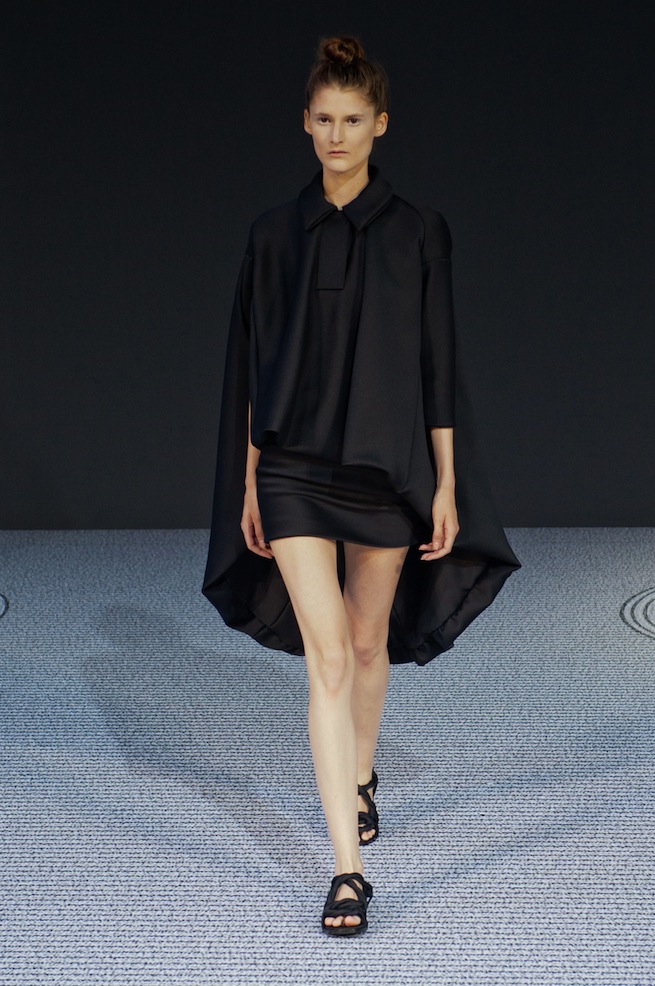 Viktor & Rolf Go All Black for Haute Couture Fall 2013 - theFashionSpot